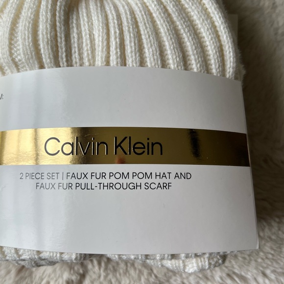 NWT Calvin Klein 2 piece set : scarf and hat - Picture 3 of 6